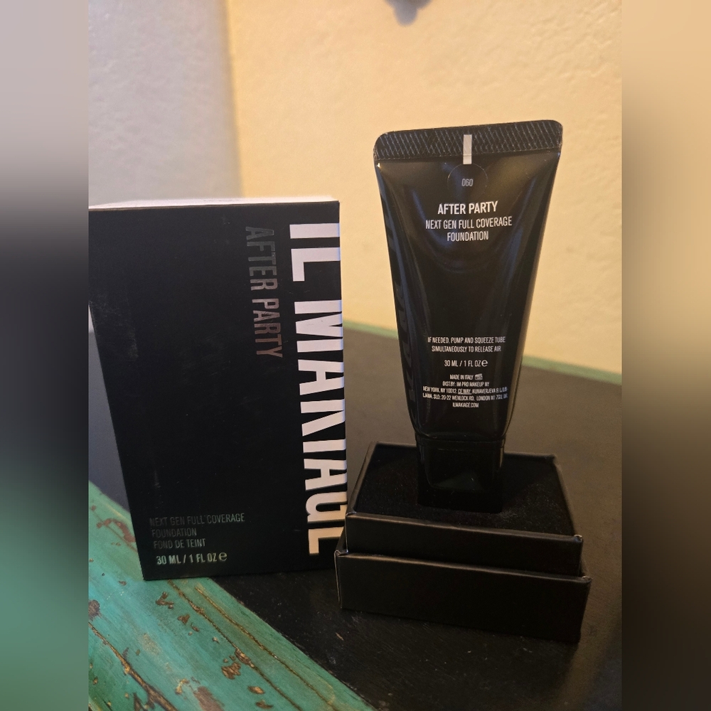 IL MAKIAGE After Party Foundation in Black Tube